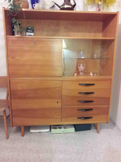 Skříň s vitrínkou a likérníkem