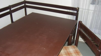 Stůl,dvě židle a lavice-kuchyně