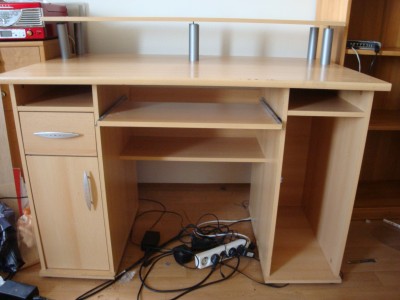 psací stůl s úložnými prostory pro PC
