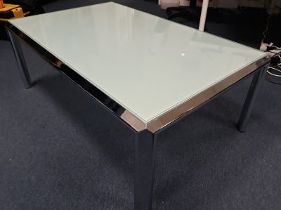 Konferenční stůl - kovová konstrukce, skleněná deska