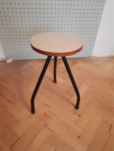 Malá kulatá stolička