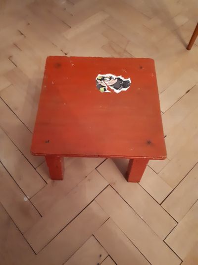 Červená stolička