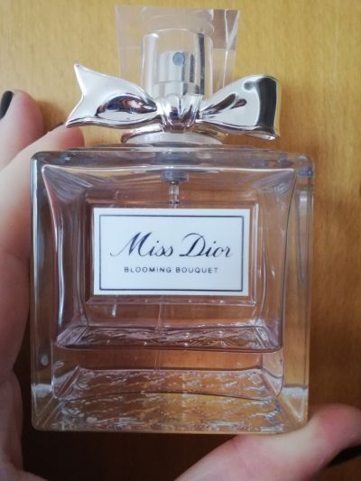 Část parfému Miss Dior