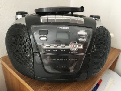 Přenosný přehrávač - rádio, kazety, MP3 a CD mírně poškozený