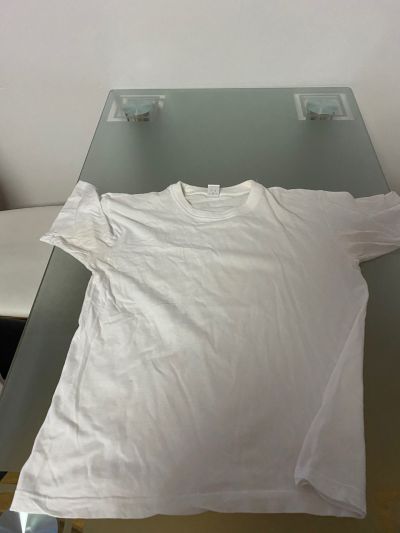 Bílé triko na donošení
