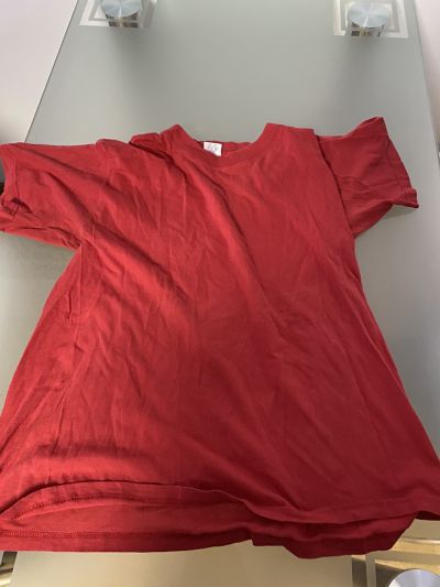 Červené triko na donošení