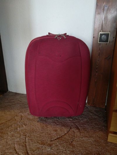 Starší červený kufr