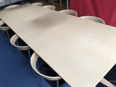 Jednací/jídelní stůl s židlemi