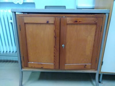 malá dřevěná  skříňka