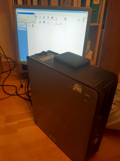 PC Dell s monitorem HP