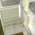 Starší lednice s malým mrazákem