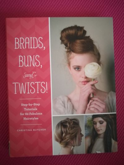 Braids, buns, and twists - anglická kniha o účesech