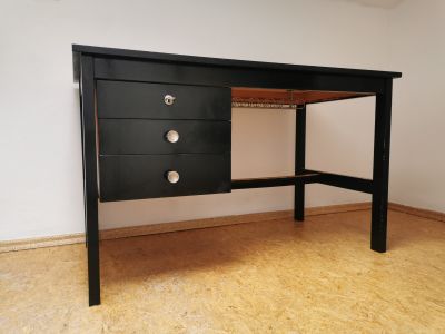 Černý dřevěný stůl do pracovny na psaní i počítač