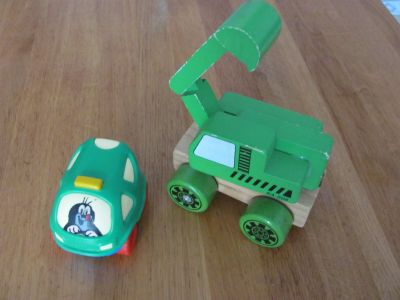dětské hračky dřevěný bagr a auto s krtkem