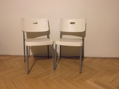 Dvě bílé plastové židle