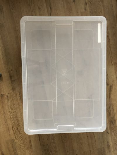 Dvě plastové krabice