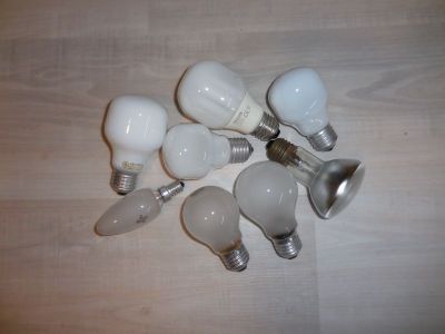 Žárovky klasické opalizované – 8ks, asi použité, ale svítící