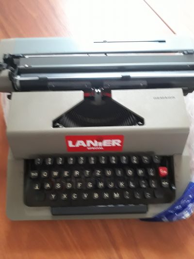 Mechanický psací stroj+náhradní pásky