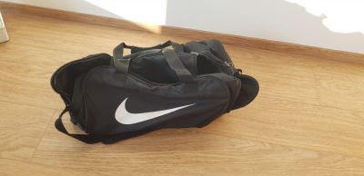 JIŽ NENÍ K DISPOZICI Černá sportovní taška Nike