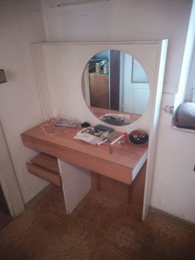 Stůl se zrcadlem