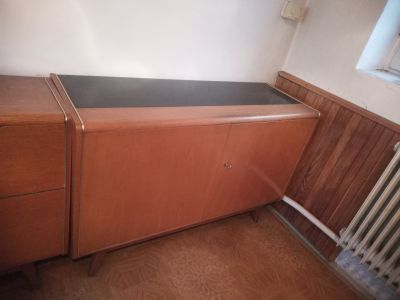 Skříňka s černým sklem