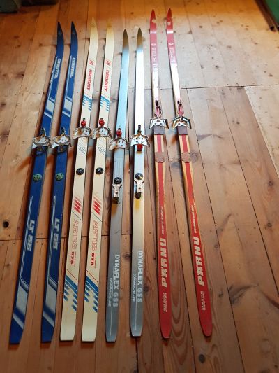 RETRO lyže, běžky, hůlky + 1 ks CARVINGOVÉ lyže