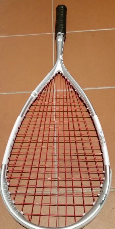 Squash raketa (poškozená no stále funkční)