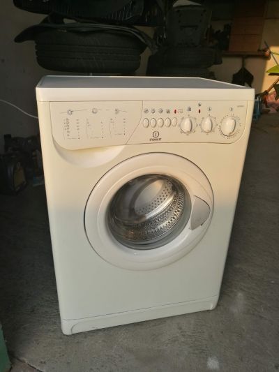 Pracka castecne funkcni, zn. Indesit, hloubka max 45cm.