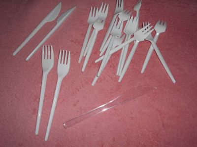 Plastové vidličky menší 14 ks, 2 delší a 3 nožíky.