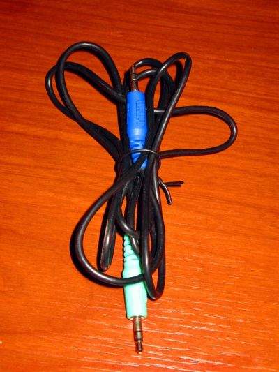 propojovací kabel - modrá a zelená koncovka