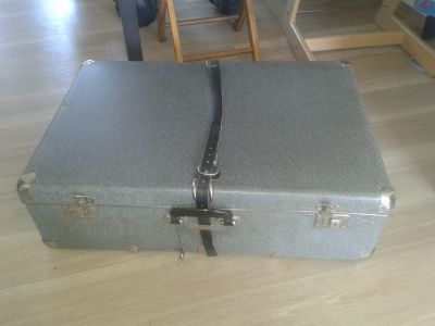 Velký starožitný kufr