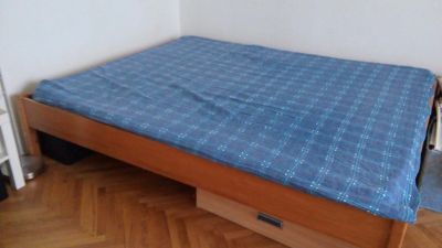 Dřevěná postel.
