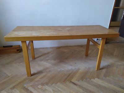 Nízký dřevěný stůl