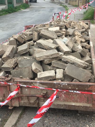 Betonové cihly z plotové podezdívky