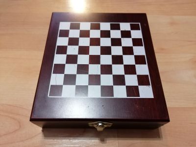 Dřevěná krabička s motivem šachovnice