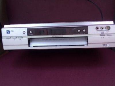 Videopřehrávač s ovládáním a čistící kazetou