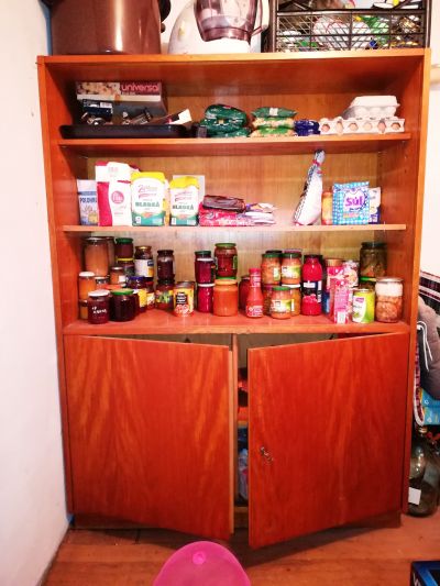 Skříň spajzka regál