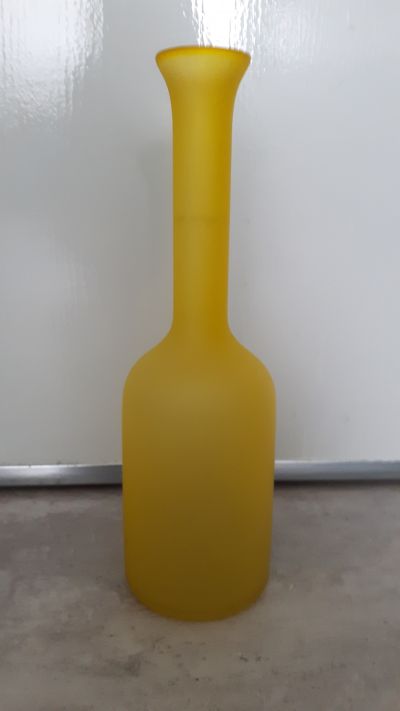 Žlutá vysoká váza