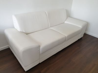Bílý koženkový gauč