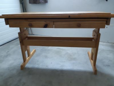 Dřevěný rostoucí stůl