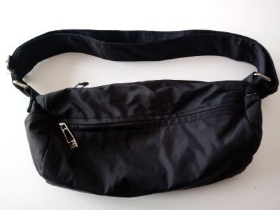 Dámská černá látková  kabelka pro nenáročnou uživatelku