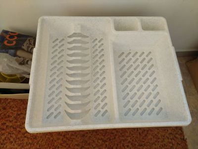 Odkapávač na nádobí, nerez čajník, koš na smetí,tácky,svícen