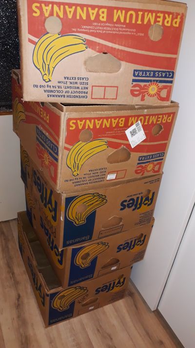 6x banánové krabice.
