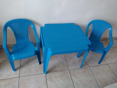 Plastový stolek a 2 židle - pro děti..