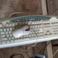 Starý PC, dva monitory, klávesnice, myš