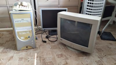 Starý PC, dva monitory, klávesnice, myš