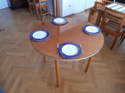 Kulatý stůl s vrchním sklem