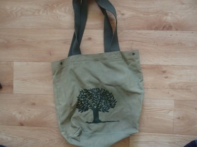 Daruji khaki kabelku/nákupní tašku se stromem