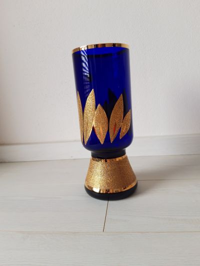 Modrá váza se zlatými proužky