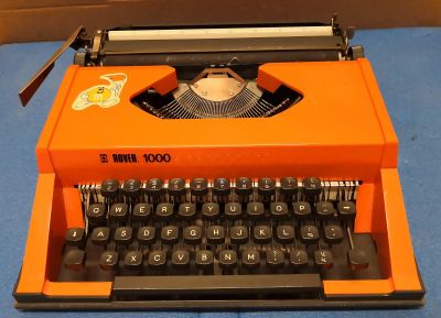 Mechanický psací stroj s anglickou klávesnicí
